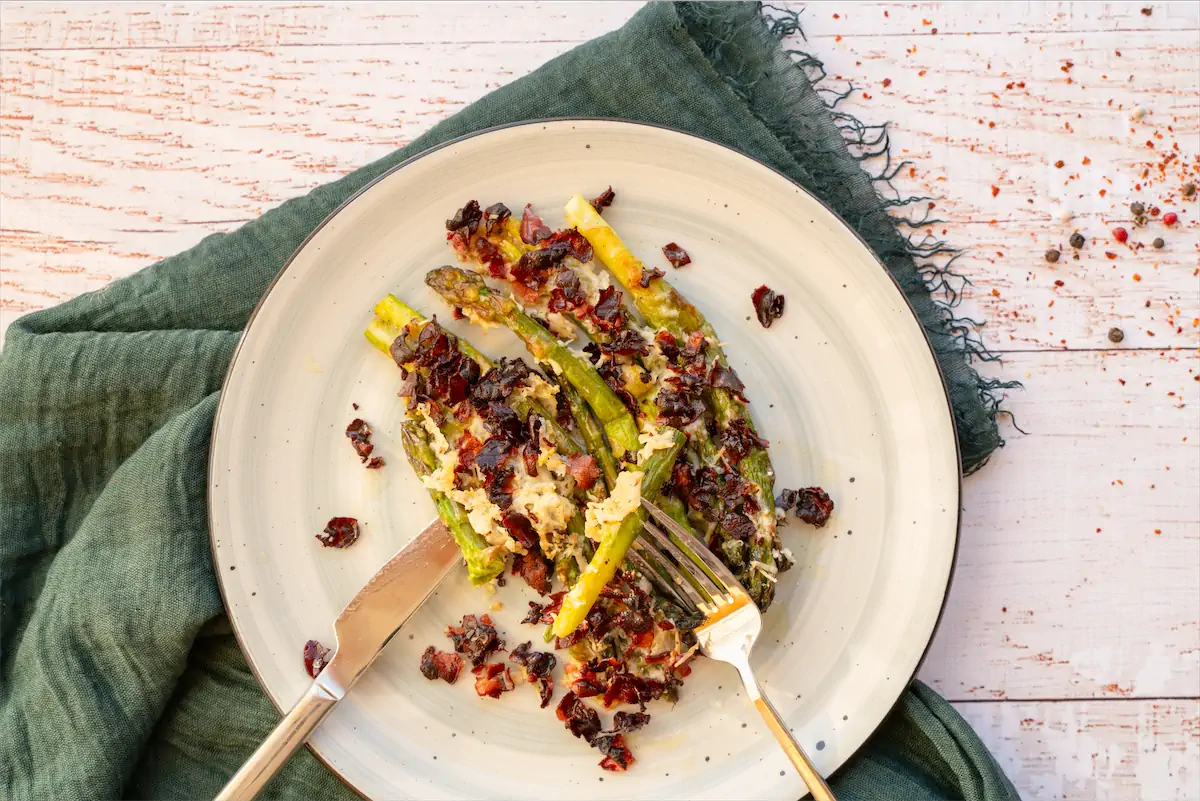 Roasted low-carb asparagus and bacon recipe.