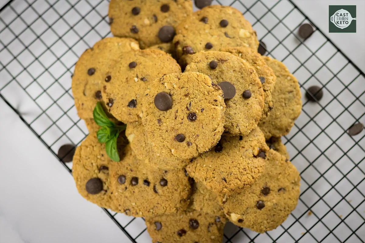 Keto cookies with chocolate chips.
