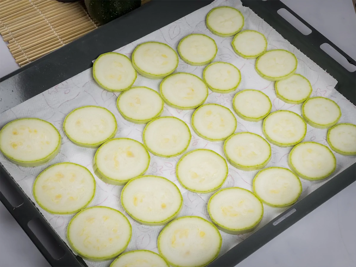 Zucchini slices on paper towel.