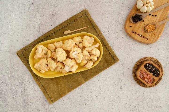 Low-carb pickled cauliflower served on a plate.