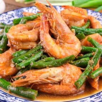 Homemade keto shrimp stir fry with sambal oelek served on a plate.