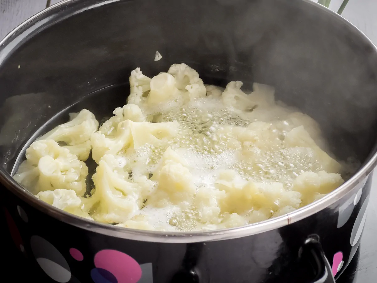 Boiling the cauliflower florets in a pot.