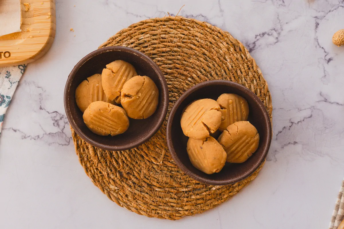 Sugar-free coconut cookies served in two ceramic bowls.